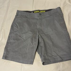 Men’s Lee Comfort Fit gray short in size 40, excellent condition